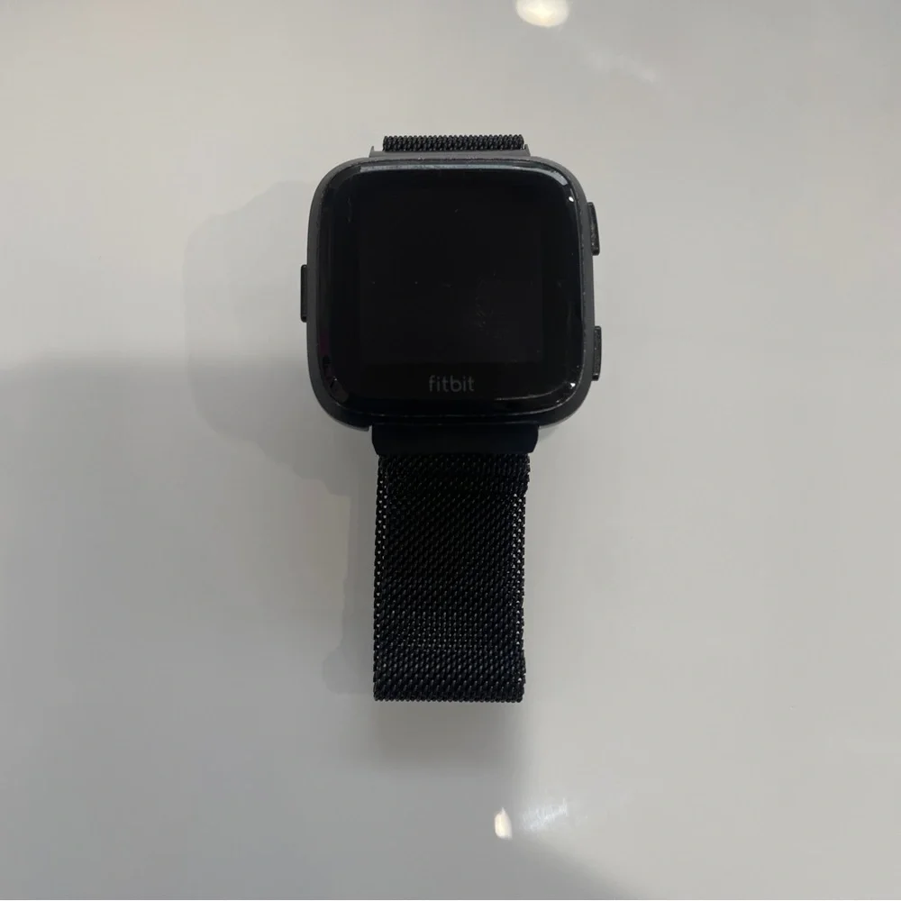 Fitbit Versa Black Smartwatch with Sleek Design and Vibrant Display